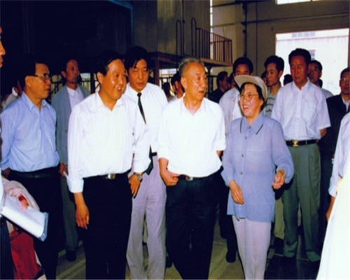 1997年6月，鄒家華副總理視察天水長(zhǎng)城開(kāi)關(guān)廠