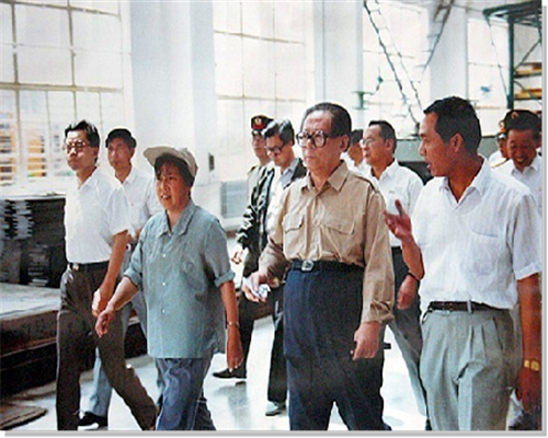 1992年8月13日，江澤民總書(shū)記視察公司所屬企業(yè)。江澤民總書(shū)記在視察了主要生產(chǎn)車(chē)間后異常興奮地表示：“沒(méi)到天水之前，還不知道這里有這么好的工廠！”，并欣然為公司題字留念。